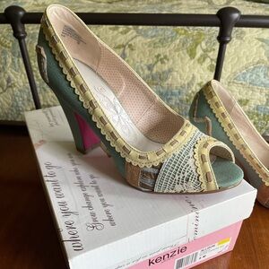 Kenzie ‘Allison’ Moss Canvas Peep Toe Heels with Lace Details Size 9